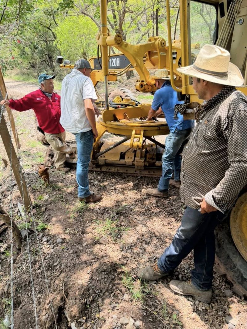 labores de  cuneteo y cortadillos en el camino rural Etúcuaro – Parritas